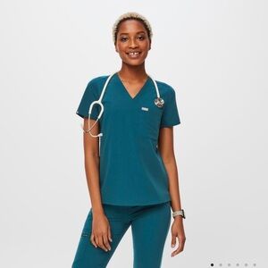 Figs Cusco Short Sleeve V neck Two 2 Front Pockets Caribean Blue  Scrub Top S